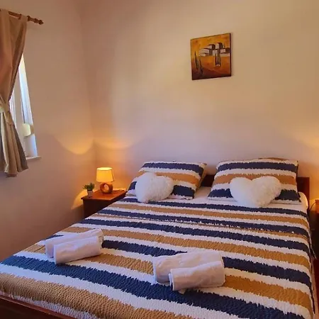 Apartment Seaview Apt, Communal Swimming Pool, 250m To Beach, Parking, 4km To Old Town