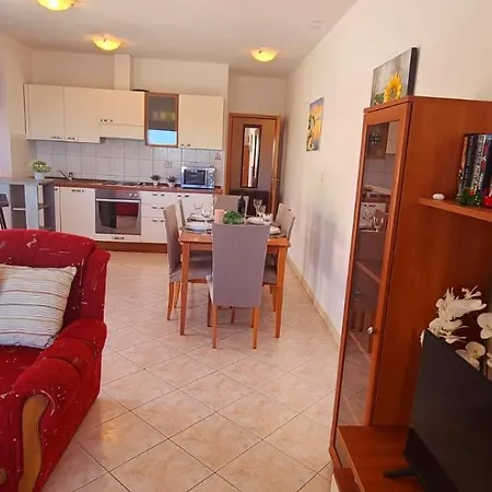Apartment Seaview Apt, Communal Swimming Pool, 250m To Beach, Parking, 4km To Old Town Trogir
