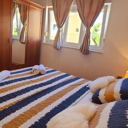 Apartment Seaview Apt, Communal Swimming Pool, 250m To Beach, Parking, 4km To Old Town
